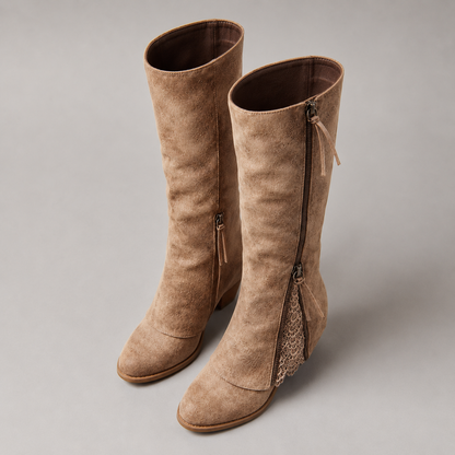 Kniehohe Stiefel mit Spitzendetail - Seite